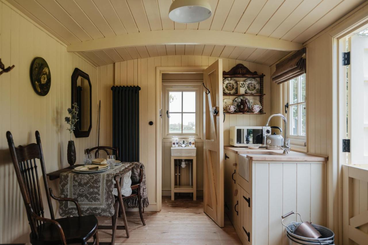 The Shepherds Huts & The Well Lodge At Ormesby Manor Ormesby Saint Michael 外观 照片