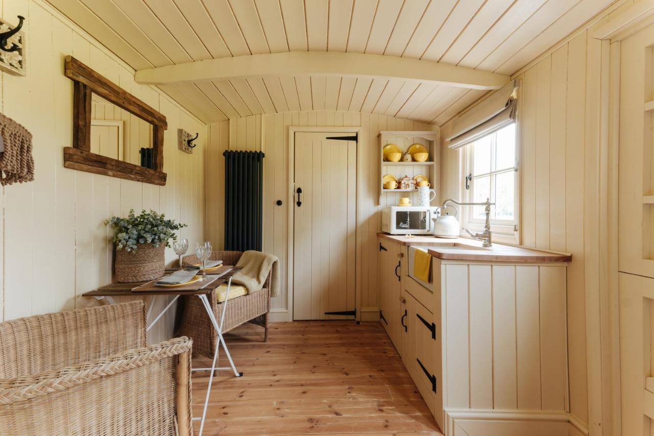The Shepherds Huts & The Well Lodge At Ormesby Manor Ormesby Saint Michael 外观 照片