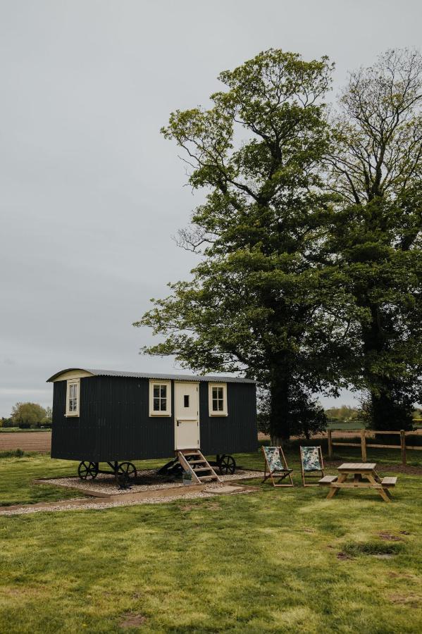 The Shepherds Huts & The Well Lodge At Ormesby Manor Ormesby Saint Michael 外观 照片