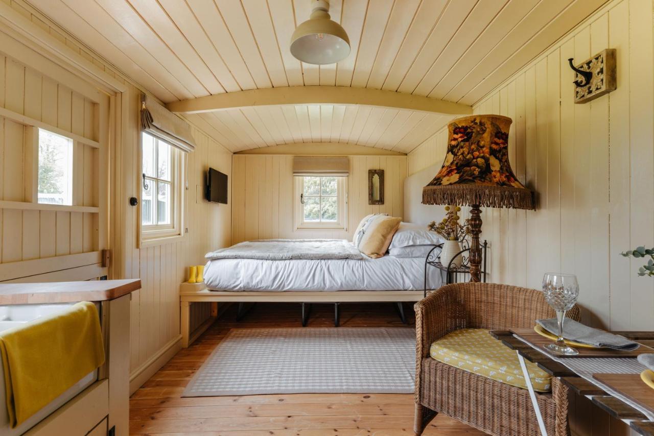 The Shepherds Huts & The Well Lodge At Ormesby Manor Ormesby Saint Michael 外观 照片