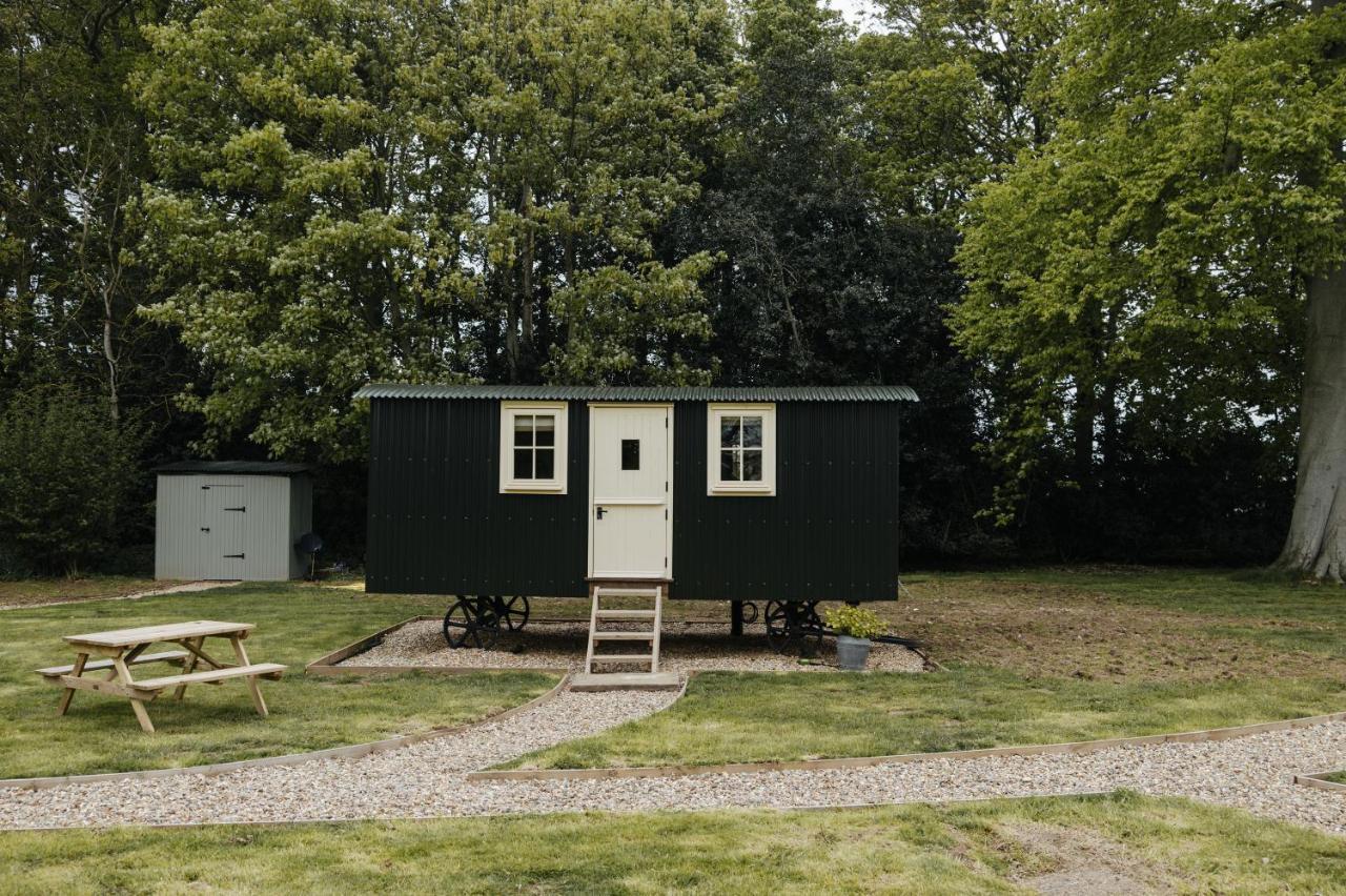 The Shepherds Huts & The Well Lodge At Ormesby Manor Ormesby Saint Michael 外观 照片