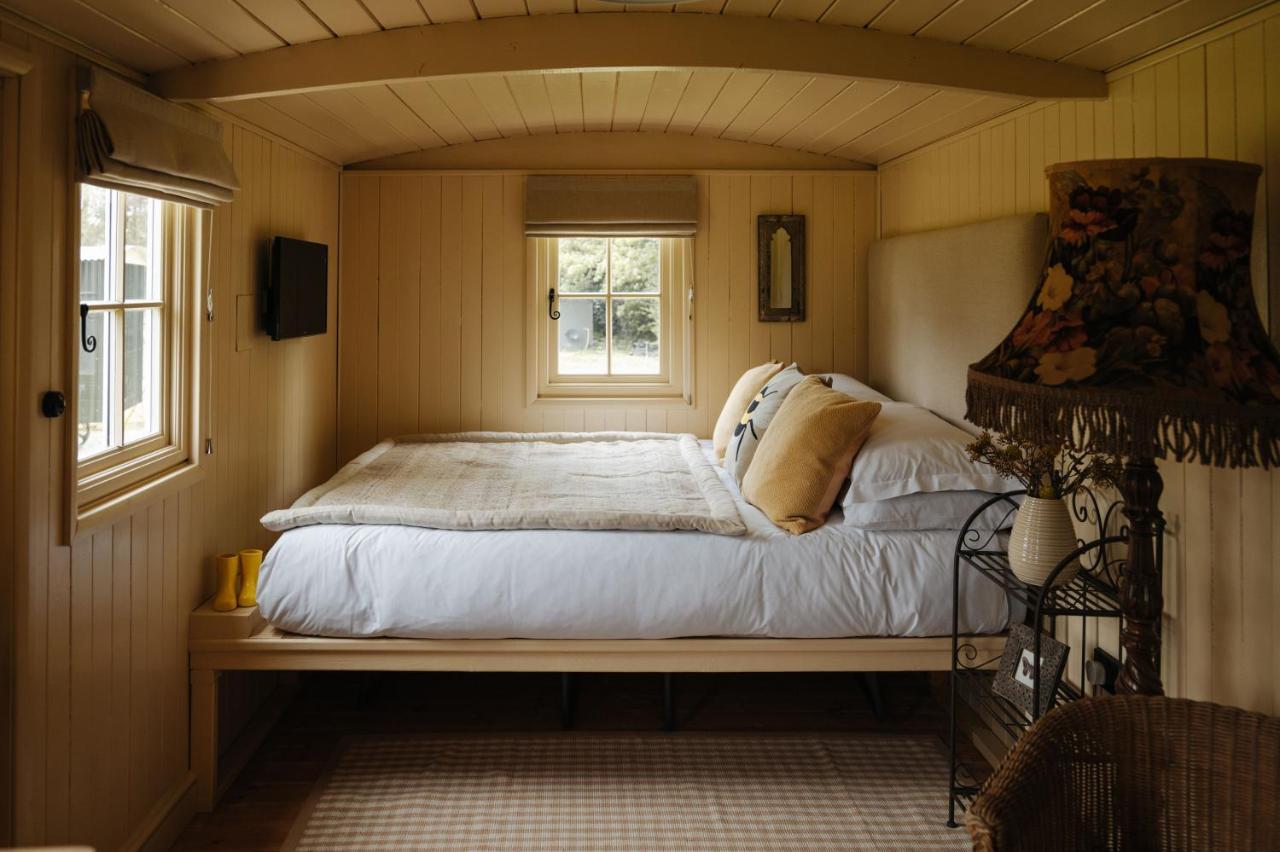 The Shepherds Huts & The Well Lodge At Ormesby Manor Ormesby Saint Michael 外观 照片