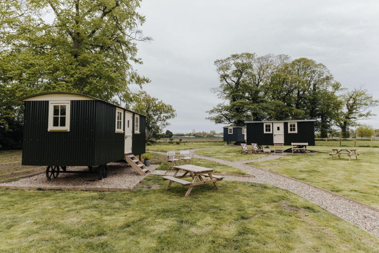 The Shepherds Huts & The Well Lodge At Ormesby Manor Ormesby Saint Michael 外观 照片