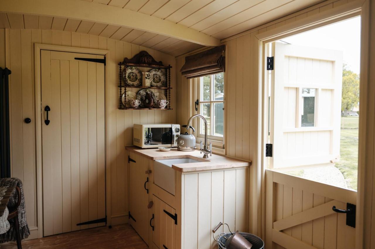 The Shepherds Huts & The Well Lodge At Ormesby Manor Ormesby Saint Michael 外观 照片
