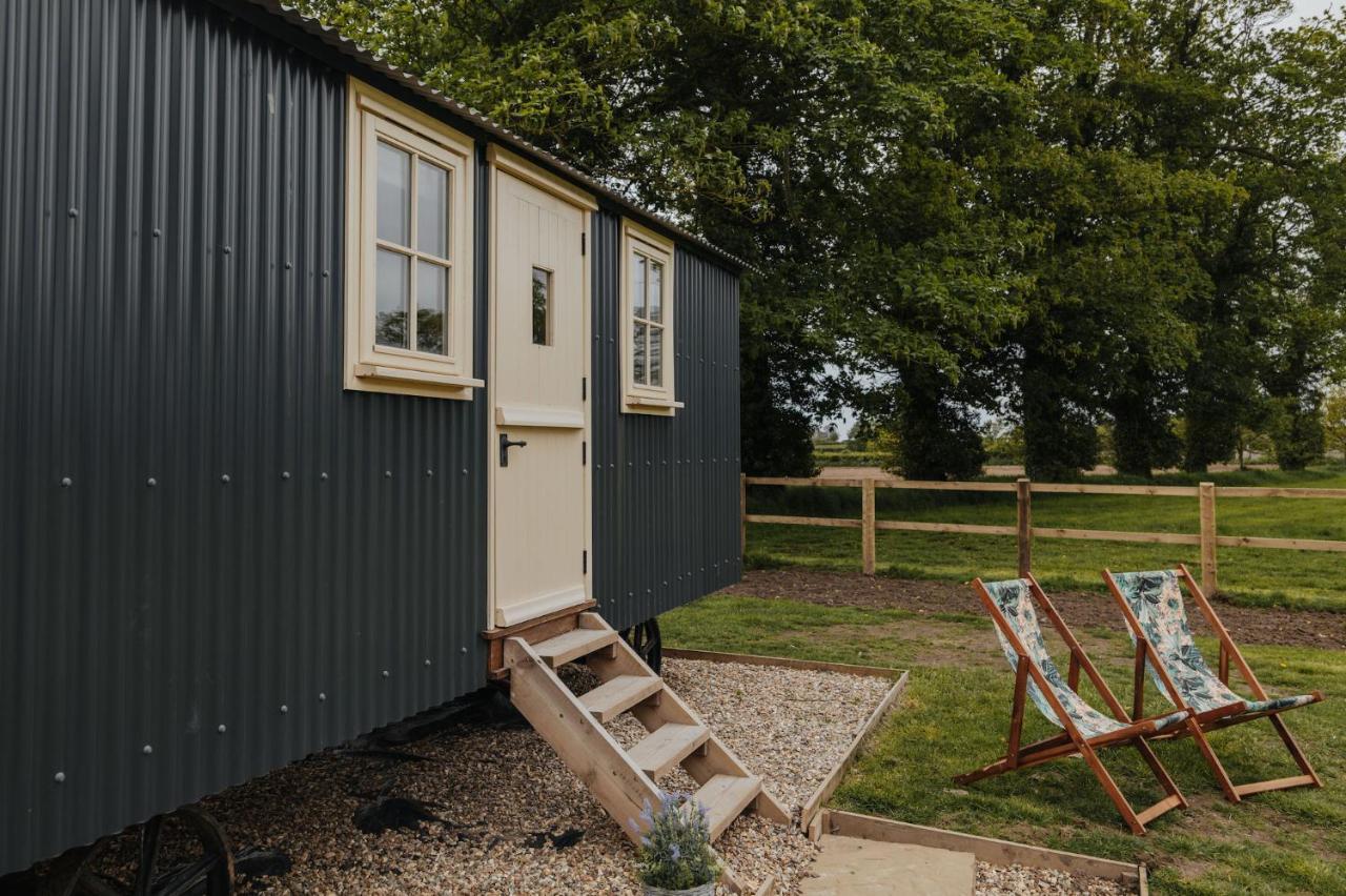 The Shepherds Huts & The Well Lodge At Ormesby Manor Ormesby Saint Michael 外观 照片