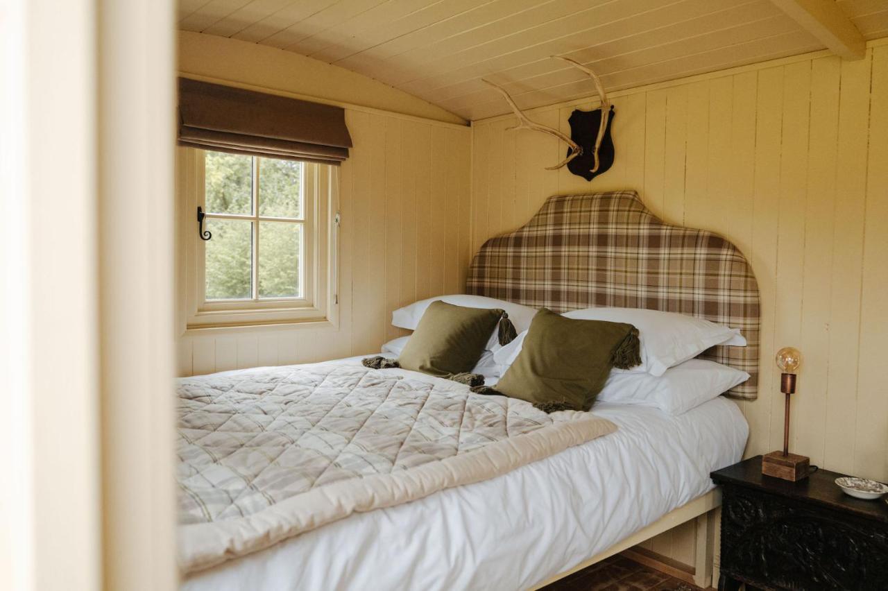 The Shepherds Huts & The Well Lodge At Ormesby Manor Ormesby Saint Michael 外观 照片
